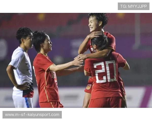 加拉塔萨雷女足杨莉娜前插抢点，六码点推射擦柱而出